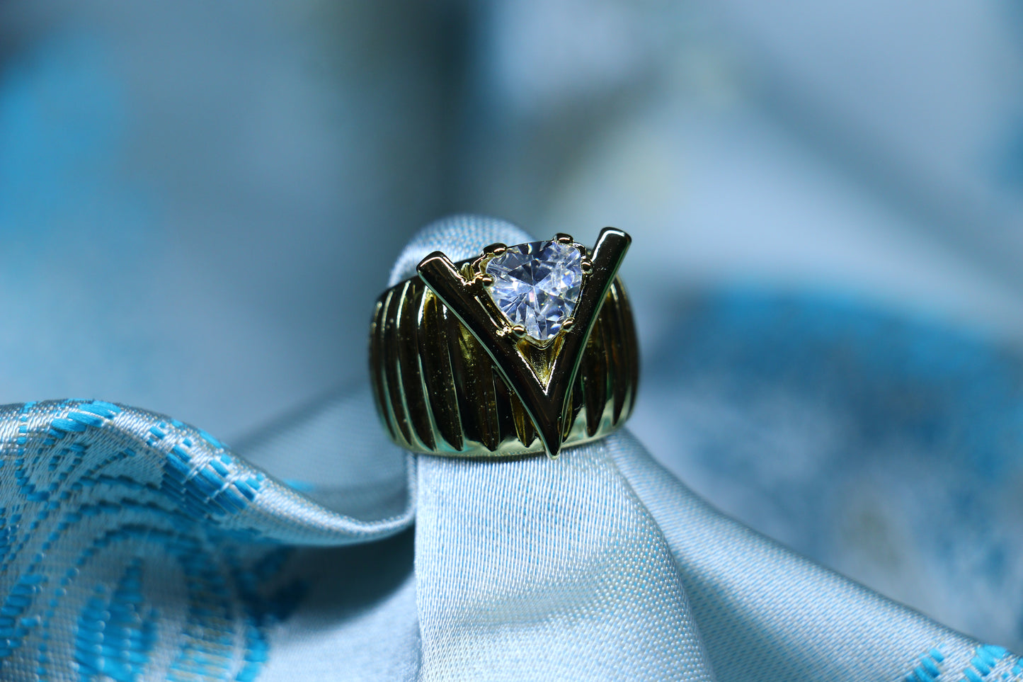 Gold-Plated V-Shaped Ring with Center Diamond – Elegant Statement Jewelry 208828